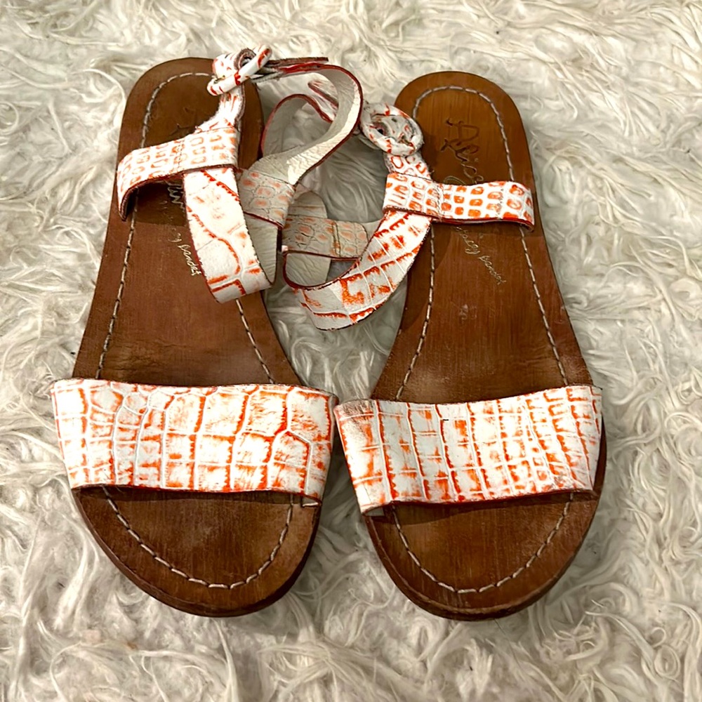 Alice + Olivia flat sandal size 37.5